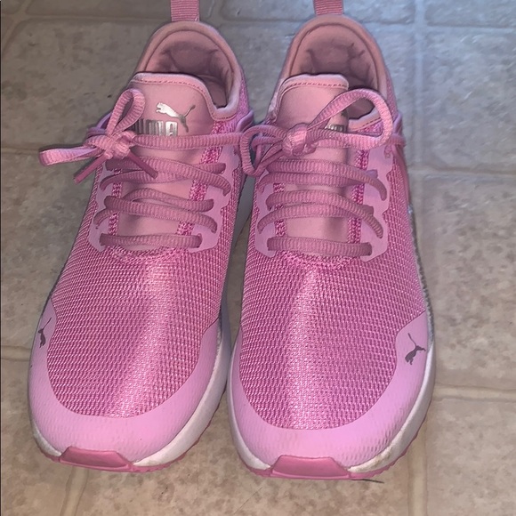 Puma girls size 4.5Y - Picture 1 of 3